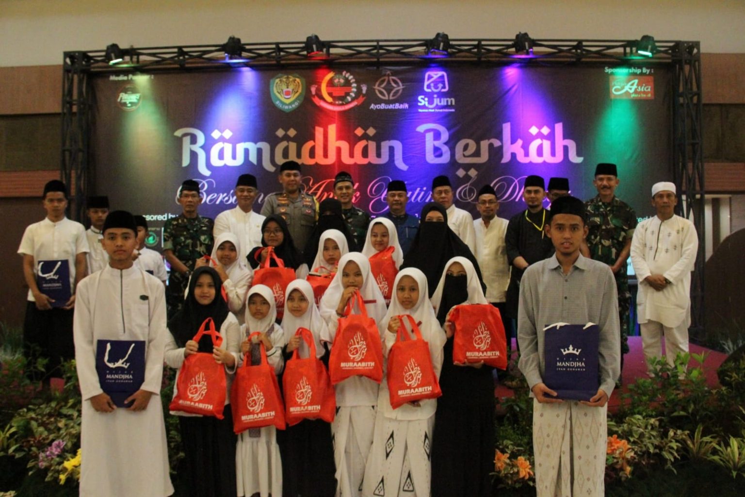 Anak Yatim-piatu Buka Bersama Bareng Dandim 0612/Tasikmalya Letkol INF Raden Henra Sukmadjidibrata