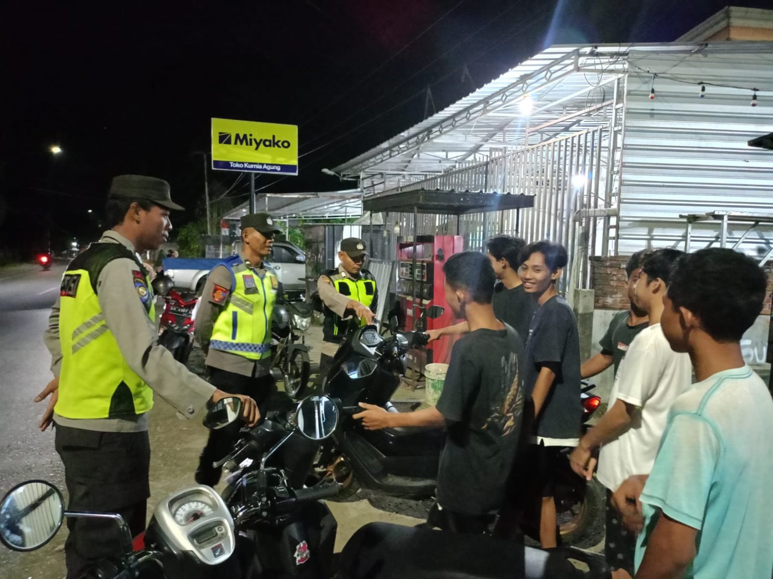 Antisipasi Kerawanan Malam Minggu, Anggota Polsek Seteluk Melaksanakan Patroli Himbau Pemuda Untuk Tidak Balap Motor