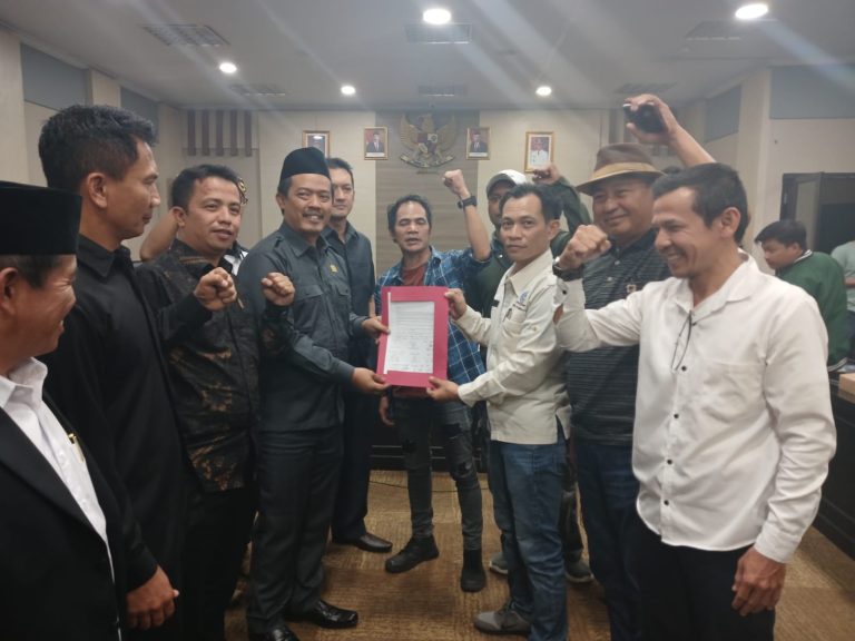 Diduga Oknum Pegawai BRI Gelapkan Uang Nasabah Rp2 Miliar, DPD LPM Bersama Aliansi Masyarakat Tasikmalaya Gelar Audensi Ke DPRD Kab Tasik