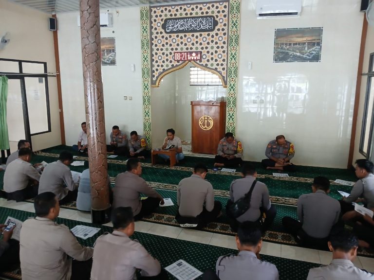 Polres Sumbawa Barat dan Polsek Jajaran Laksanakan Kegiatan Pembinaan Rohani dan Mental (Binrohtal)