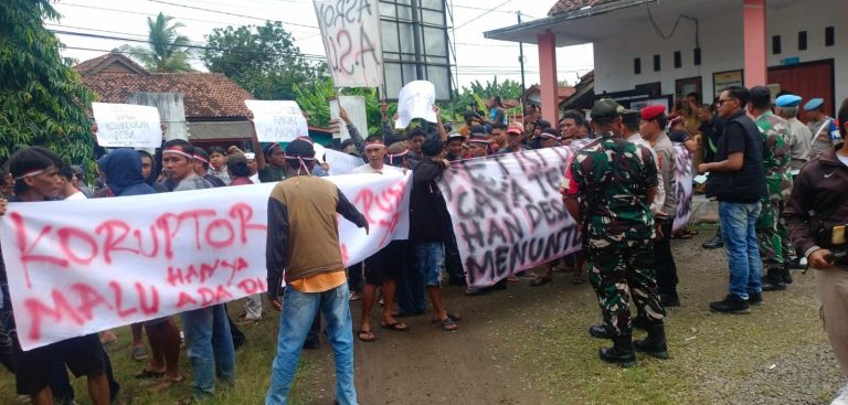Tuding Kades Korupsi, Warga Kepung Kantor Desa Sindangjaya, Pauzi: Lawan Kezaliman, Turunkan Kades