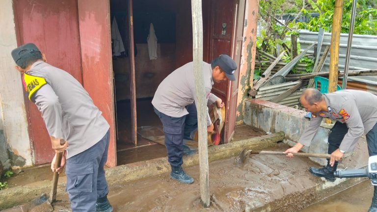 Polsek Maluk Bersinergi Dengan Warga Bantu Bersihkan lumpur Paska Banjir