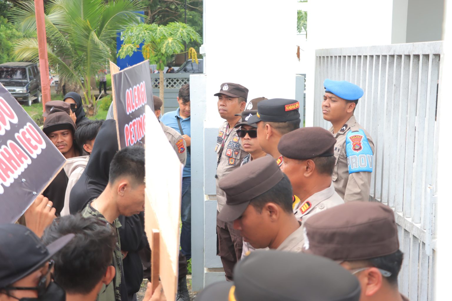 Polres Sumbawa Barat Beri Pelayanan Pengamanan Aksi Unjuk Rasa Front Pemuda Taliwang