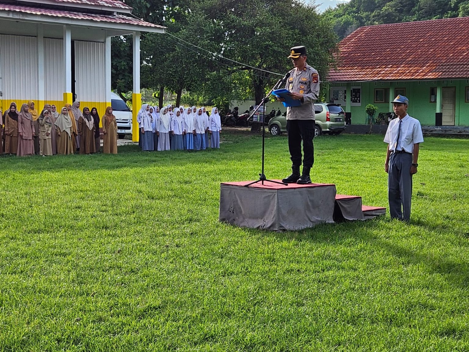 Pembina Upacara di SMKN 1 Maluk, Kapolsek Maluk Ajak Siswa Jauhi Kenakalan Remaja