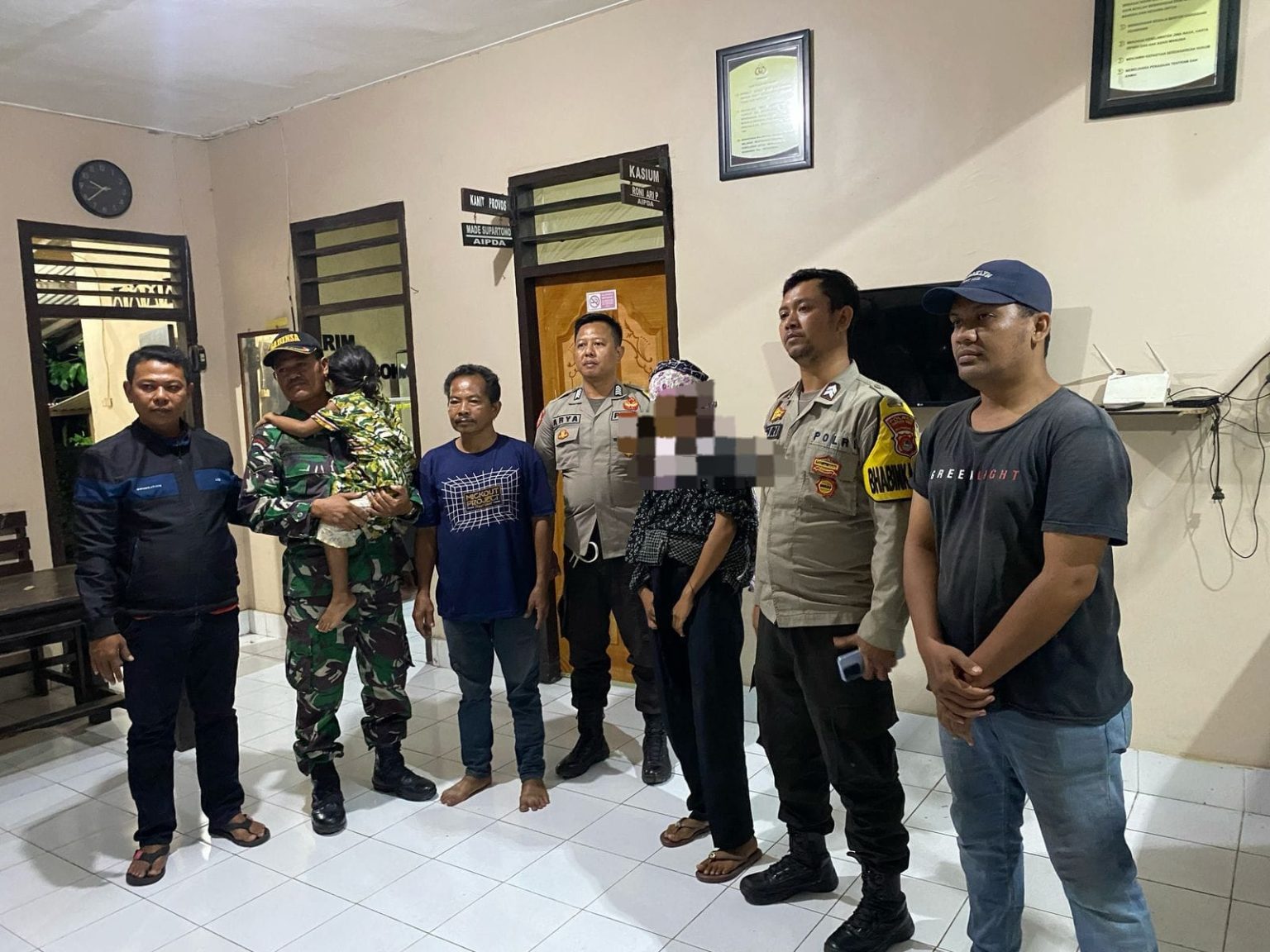 Polsek Taliwang Dampingi Keluarga Jemput Tiara di Polsek Kawasan Pelabuhan Kayangan