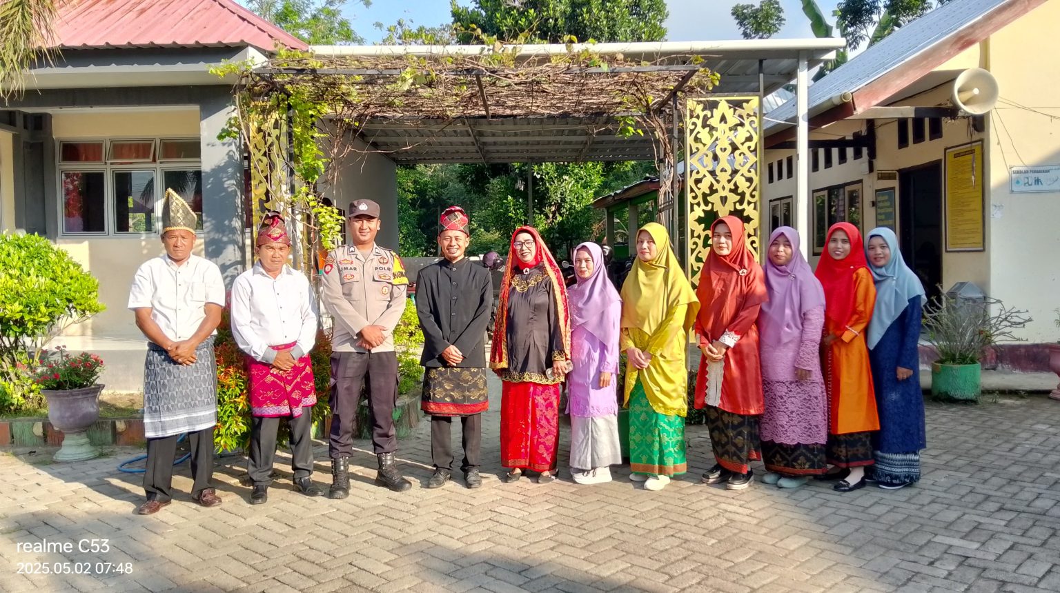 Peringati Hardiknas 2025, Bhabinkamtibmas Tapir Ikut Upacara di SDN Tapir: Wujud Nyata Kepedulian Terhadap Pendidikan