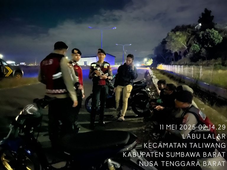 Patroli Dialogis Sat Samapta Polres Sumbawa Barat Imbau Warga Jaga Kamtibmas dan Kebersihan Lingkungan