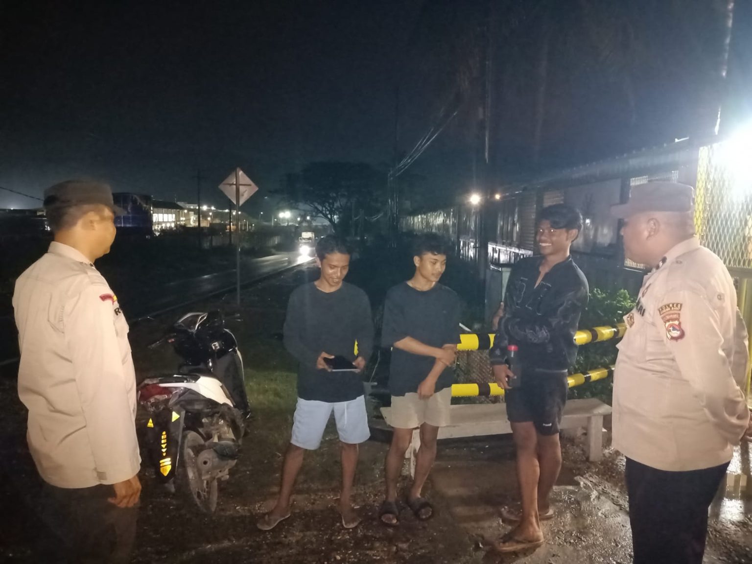 Piket Jaga Polsek Maluk Laksanakan Patroli Dialogis, Wujudkan Kamtibmas yang Kondusif