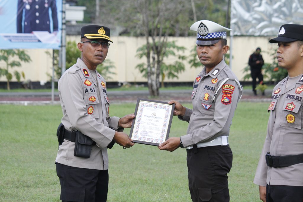 Toreh Prestasi Tiga Anggota Polres Sumbawa Barat Terima Penghargaan