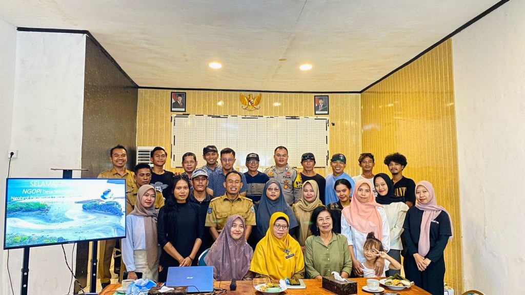 Bhabinkamtibmas Desa Sekongkang Bawah bersama Tiga Pilar dan Masyarakat “Ngopi Desa”Bahas Penguatan Pariwisata dan Keamanan Wisatawan