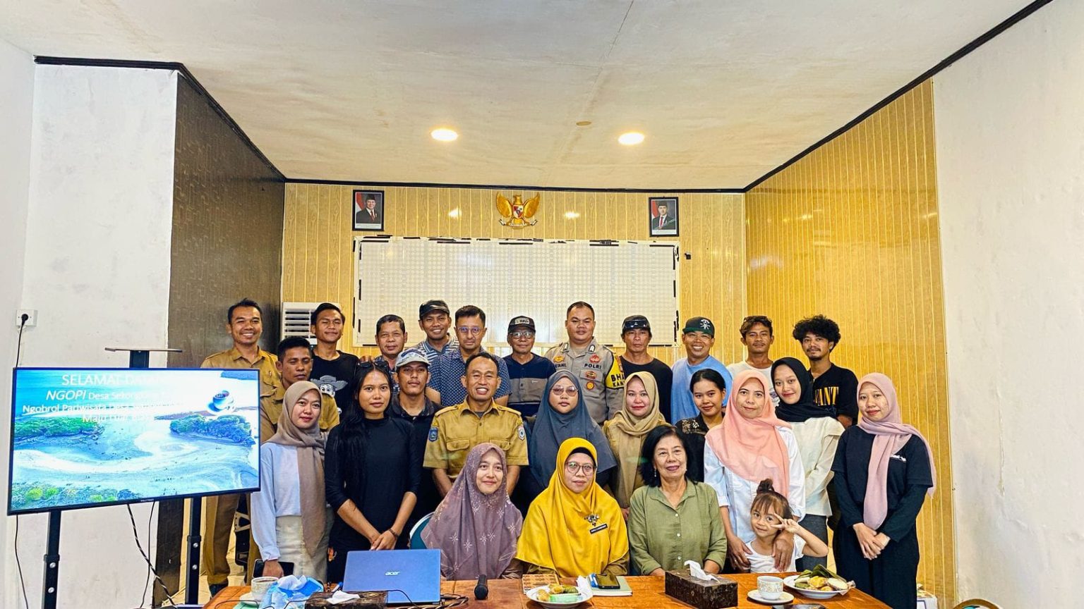 Bhabinkamtibmas Desa Sekongkang Bawah bersama Tiga Pilar dan Masyarakat “Ngopi Desa”Bahas Penguatan Pariwisata dan Keamanan Wisatawan