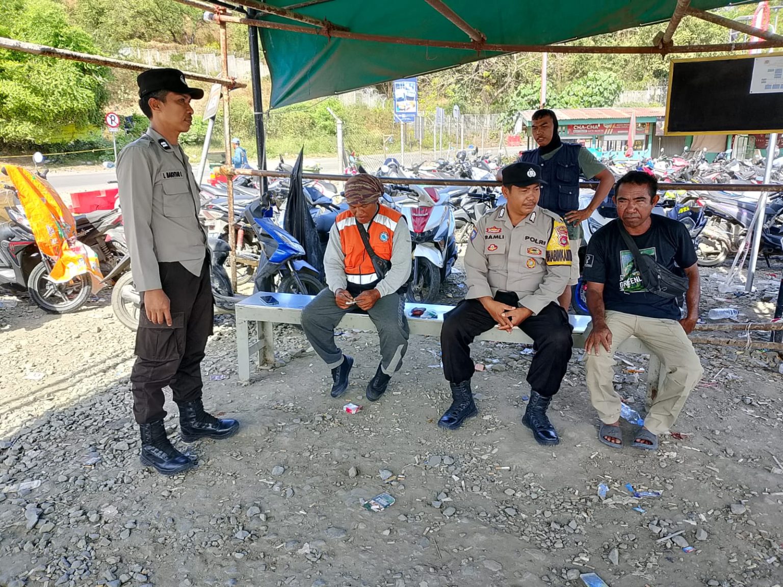 Antisipasi Kerawanan Curanmor Piket Jaga Polsek Maluk Laksanakan Patroli Dialogis di Area Parkir Kendaraan Karyawan Tambang