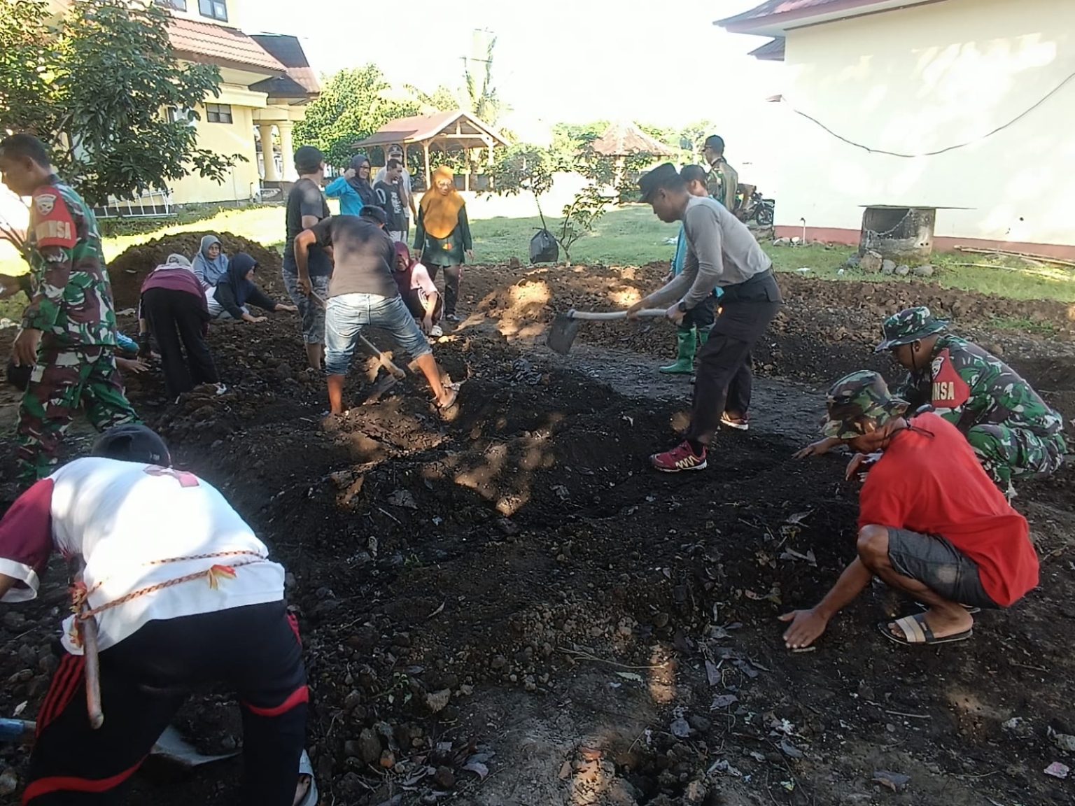 Gotong Royong Dukung Ketahanan Pangan: Polsubsektor Brang Ene Bersama TNI, Kecamatan, dan AGR Manfaatkan Pekarangan