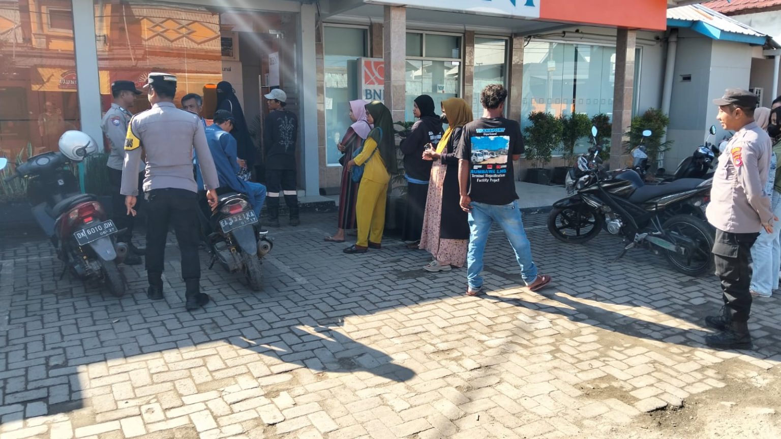 Anggota Piket Polsek Maluk Laksanakan Patroli Dialogis, Ciptakan Rasa Aman di Tengah Libur Panjang