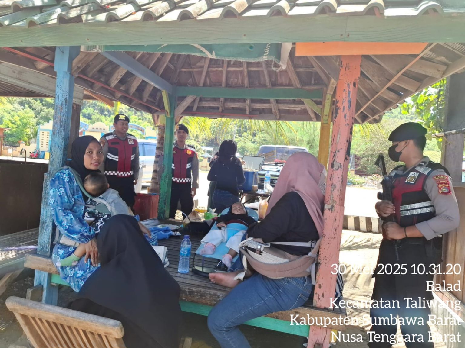 Patroli Samapta Polres Sumbawa Barat Imbau Masyarakat Jaga Keselamatan diTempat Wisata