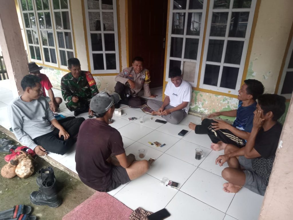 Bhabinkamtibmas Desa Mataiyang Berikan Himbauan Menebang Pohon Secara Ilegal dan Sosialisasi TPPO