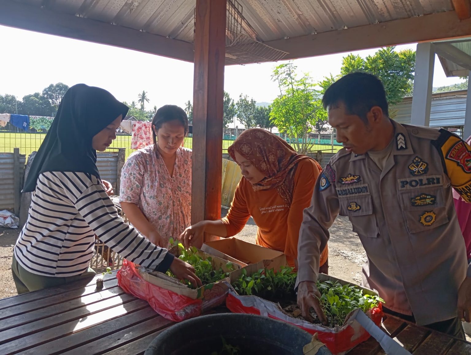 Dukung Ketahanan Pangan Bhabinkamtibmas Desa Sermong Bagikan Bibit Tanaman Kepada Warga Binaan