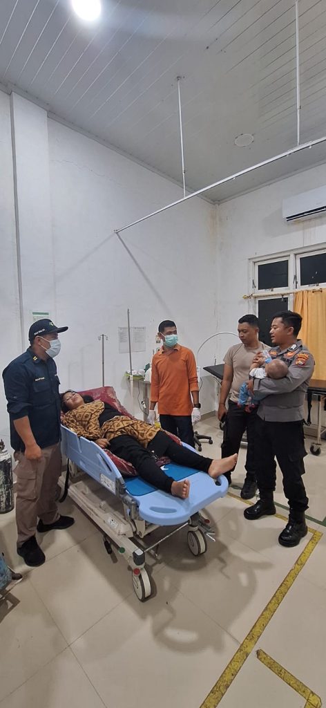 Respons Cepat Personel KPL Tano Evakuasi Ibu dan Bayi Pingsan di Atas Kapal