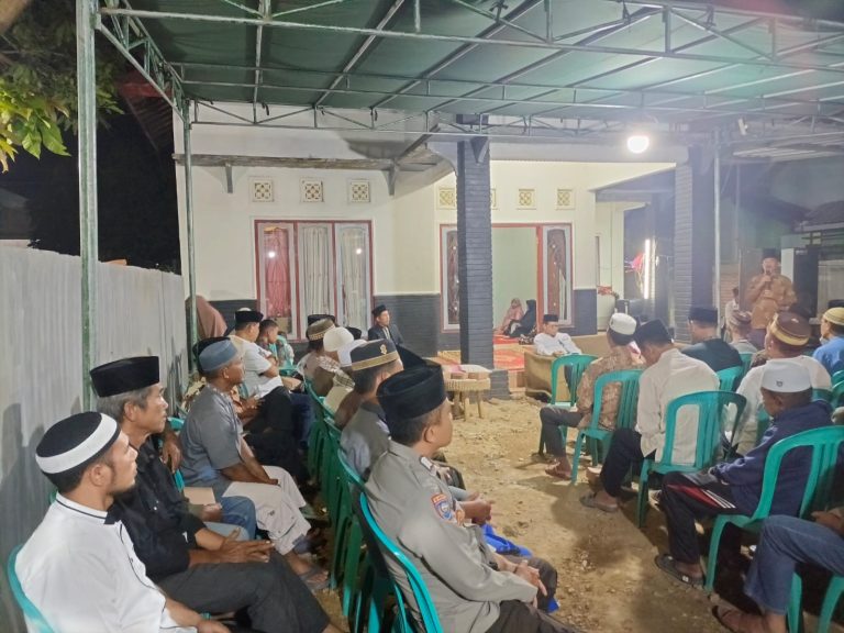 Wujud Rasa Bela Sungkawa Bhabinkamtibmas Kelurahan Bugis Hadiri Ta’ziah Warga Yang Meninggal Dunia