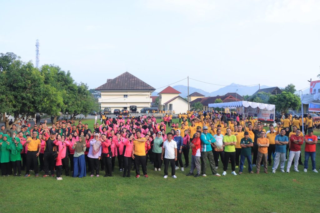 Semarakkan Hari Bhayangkara ke-79, Polres Sumbawa Barat Gelar Olahraga Bersama dan Bazar UMKM