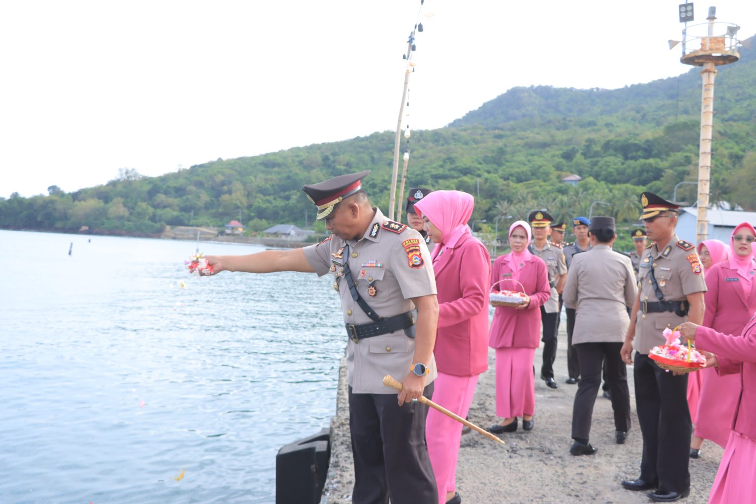 Peringati Hari Bhayangkara ke-79, Kapolres Sumbawa Barat Pimpin Upacara Tabur Bunga di Laut