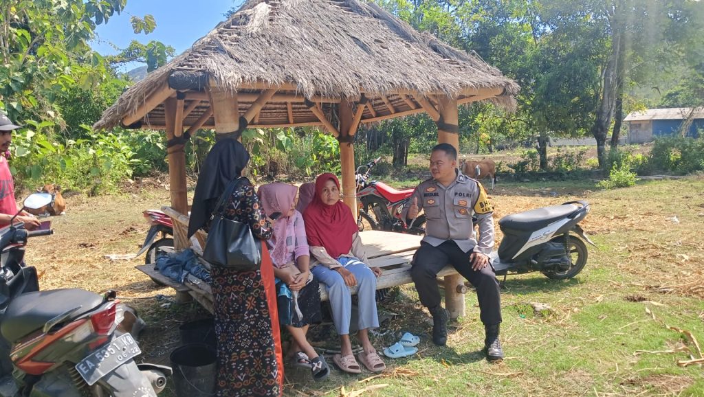 Bhabinkamtibmas Desa Sekongkang Bawah Sambangi Warga, Ajak Ibu-Ibu Jaga Kamtibmas dan Waspadai TPPO