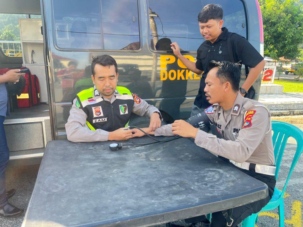 Jaga Kesehatan Personil, Seksi Dokes Polres Sumbawa Barat Rutin Lakukan Pemeriksaan Sebelum Apel
