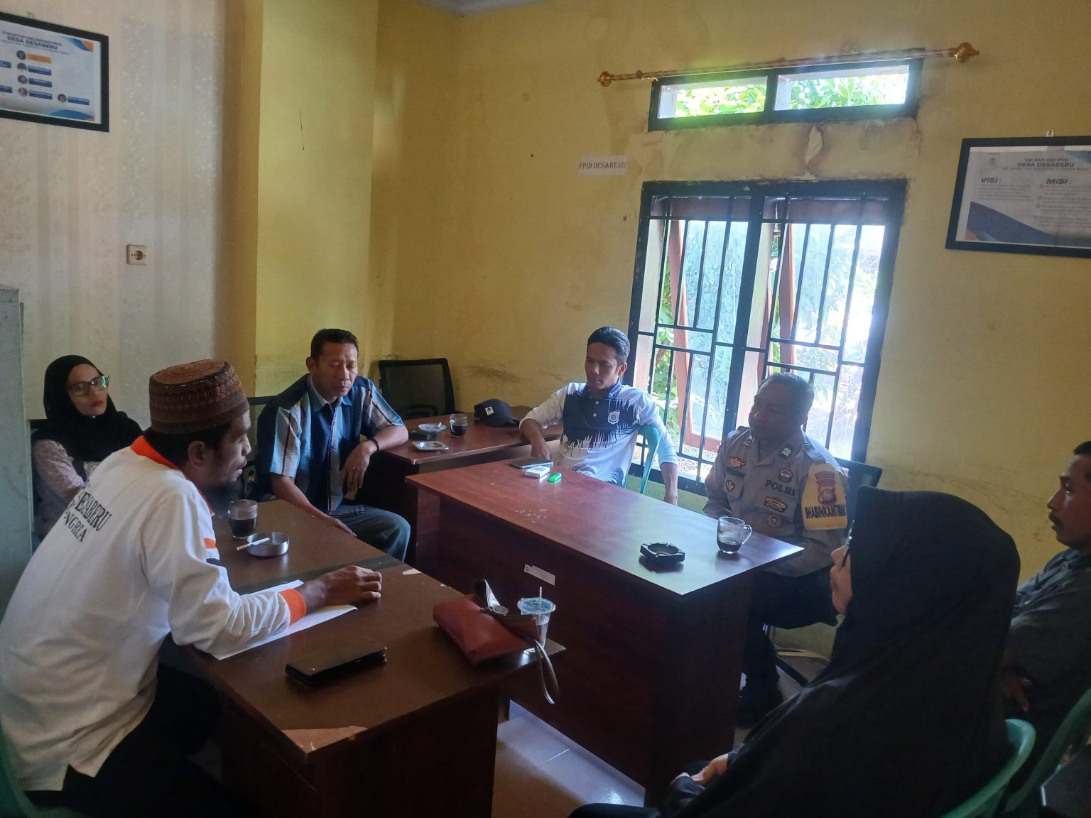 Bhabinkamtibmas Desa Beru Fasilitasi Mediasi Kasus Pencemaran Nama Baik, Kedua Pihak Sepakat Damai