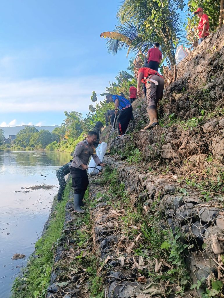 Bhabinkamtibmas Kelurahan Dalam Bersama Warga Gelar Gotong Royong di Bantaran Sungai Sebok