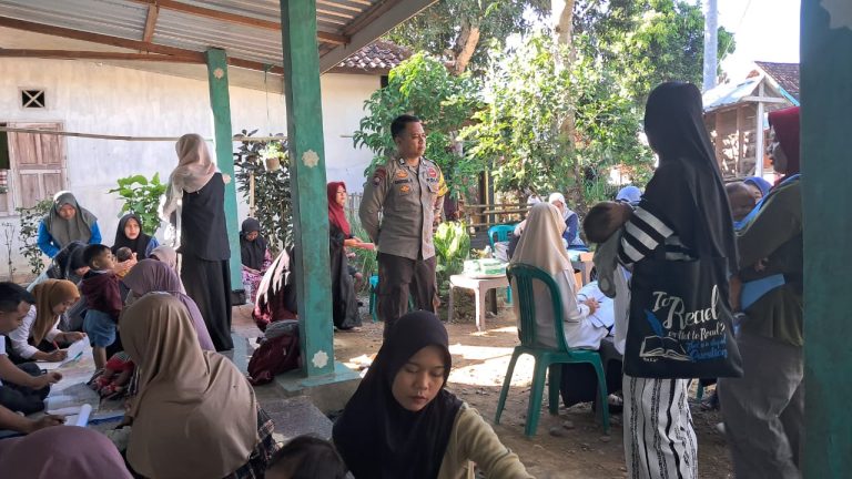 Bhabinkamtibmas Desa Seran Dukung Peningkatan Kesehatan Ibu Dan Anak Dampingi Posyandu di Desa Binaan