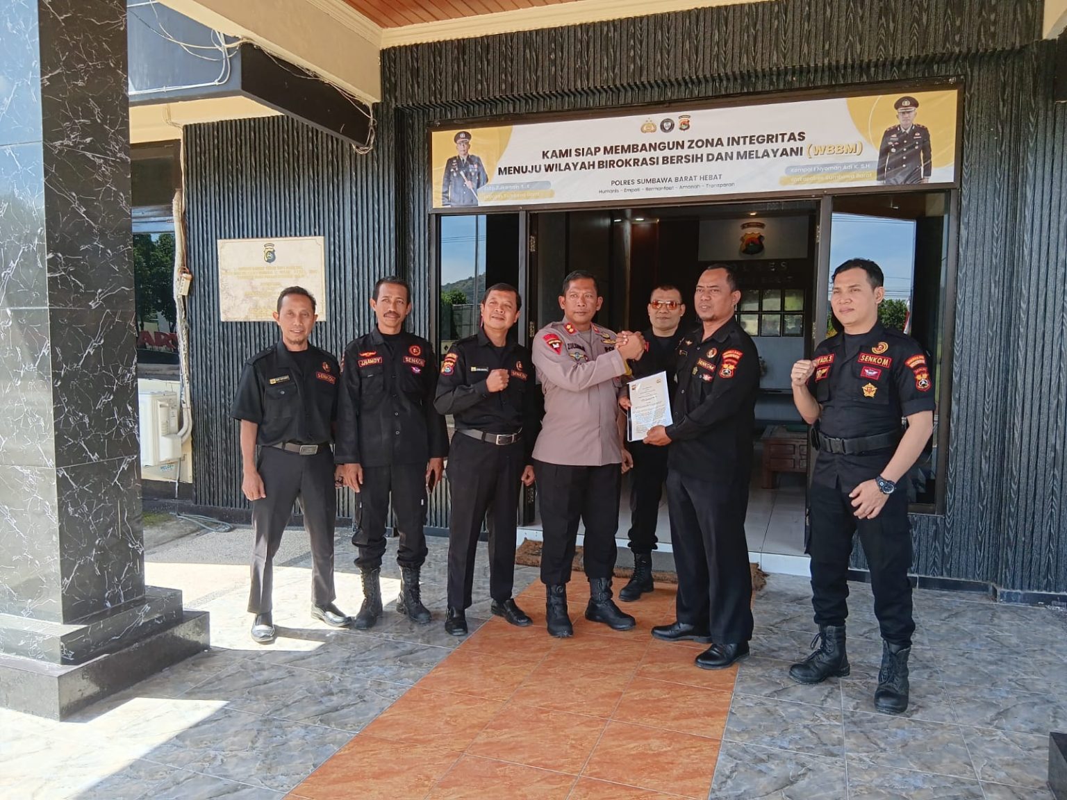 Pengurus Senkom Kabupaten Sumbawa Barat Silaturahmi Dengan Kapolres Untuk Menyerahkan Mou Mabes Polri