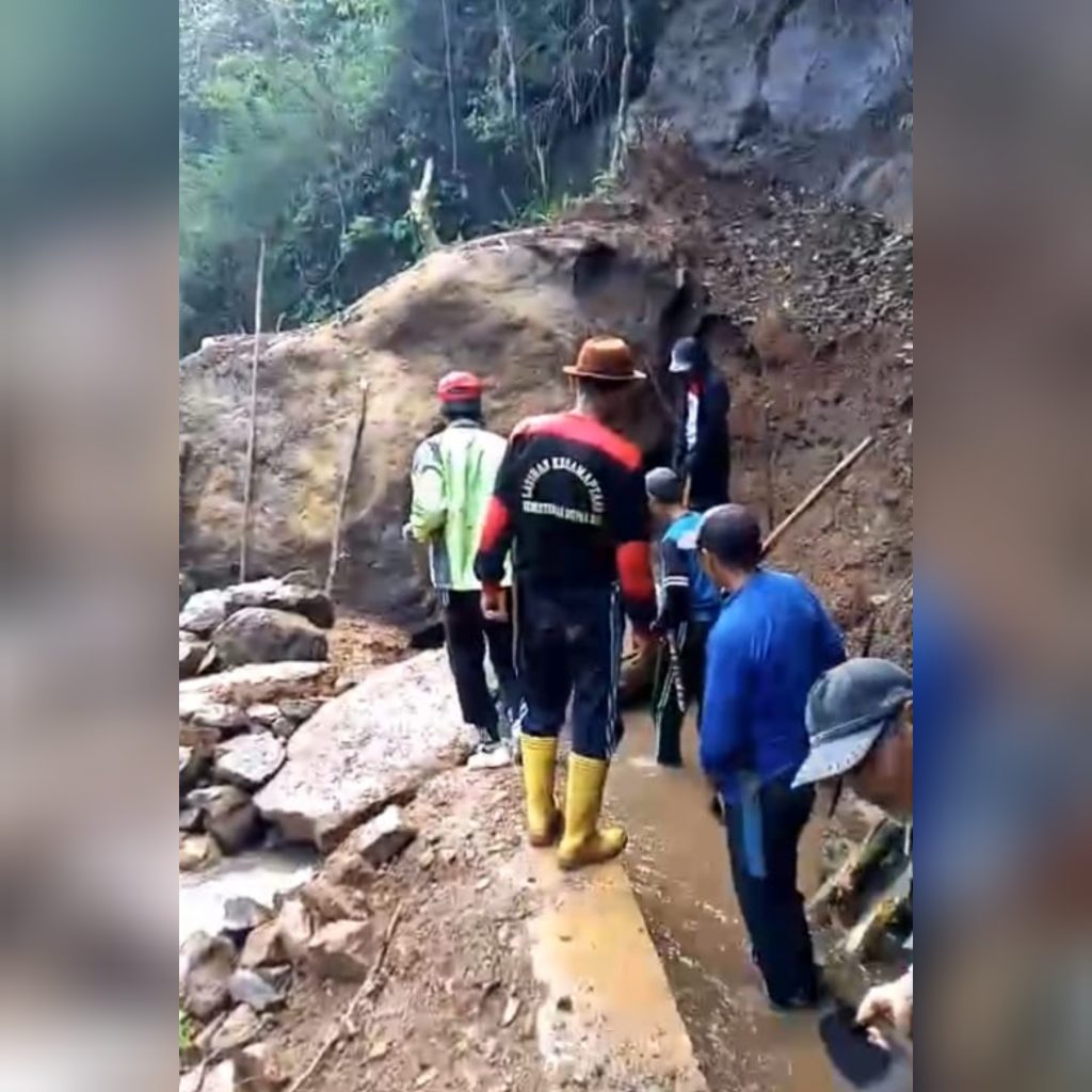 Respon Cepat, Kades Ciroyom Gotroy Saluran air Kena Longsor: Minta Dinas Terkait Segera Perbaiki