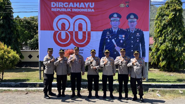 Semarakkan HUT ke-80 RI, Polres Sumbawa Barat Pasang Spanduk Ucapan