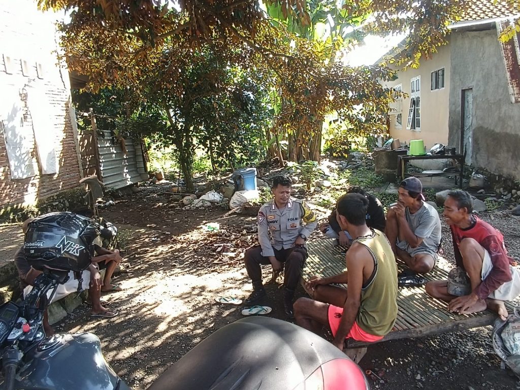 Bhabinkamtibmas Desa Kalimantong Sosialisasi Bahaya TPPO kepada Warga