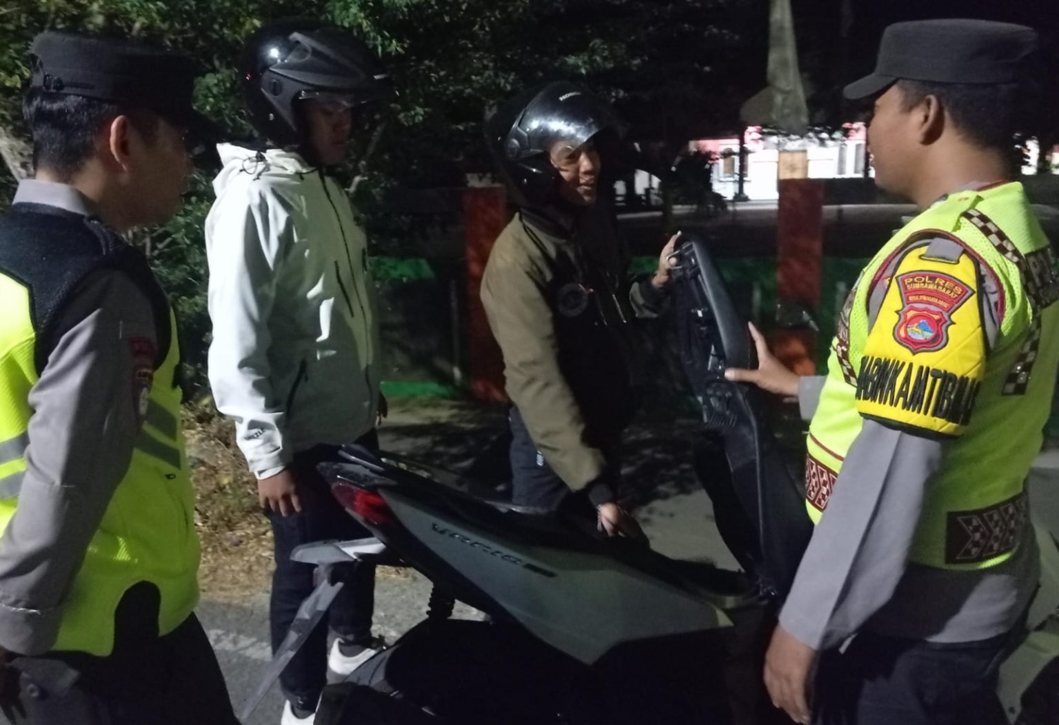 Polsek Maluk Gencarkan Patroli Dialogis di Desa Pasir Putih, Warga Diimbau Waspadai Investasi Bodong dan Penipuan Online