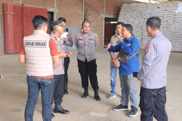 Wakapolres Sumbawa Barat Bersama Satgas Pangan Cek Ketersediaan Pangan di Bulog Kabupaten sumbawa barat