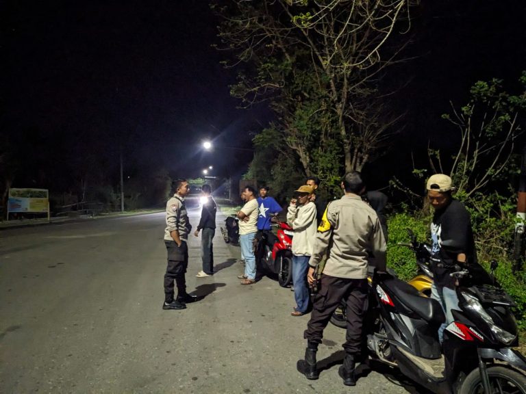 Personel Polsek Poto Tano Gelar Patroli Dialogis Dini Hari, Ajak Warga Jaga Kamtibmas