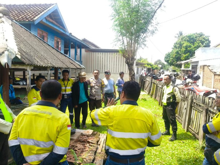 Bhabinkamtibmas Turun Langsung Dampingi Cek Air Bersih, Warga Tongo Apresiasi