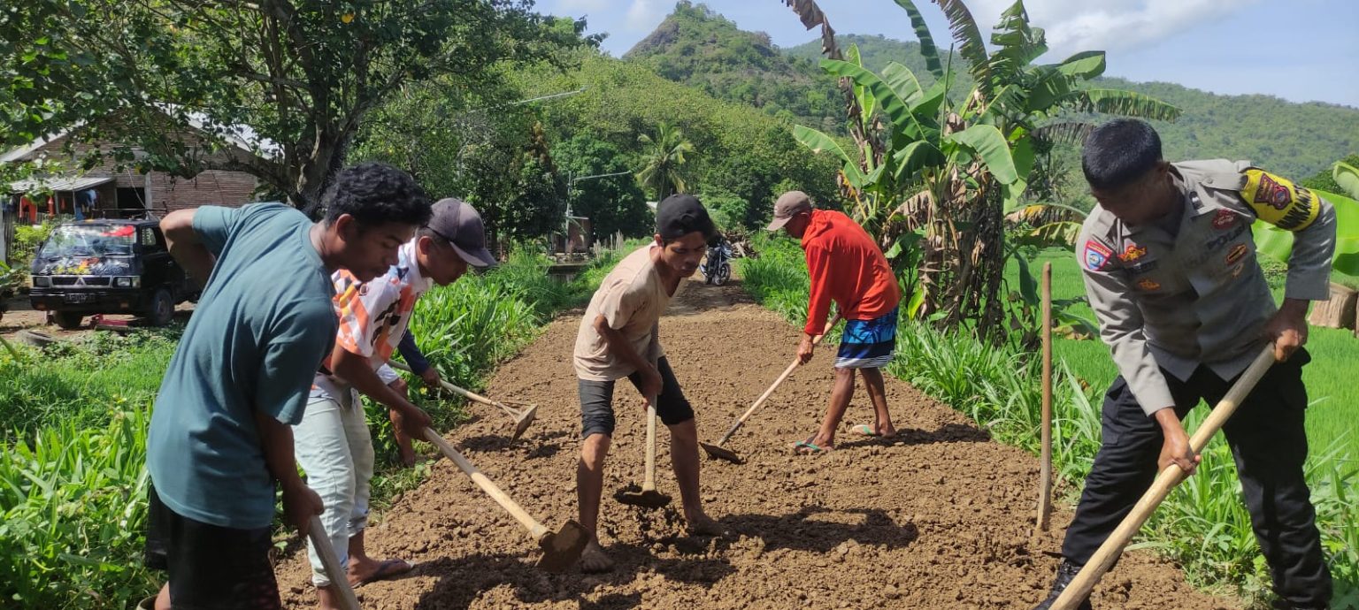 Bhabinkamtibmas Desa Manemeng Gotong Royong Bersama Warga Perbaiki Jalan