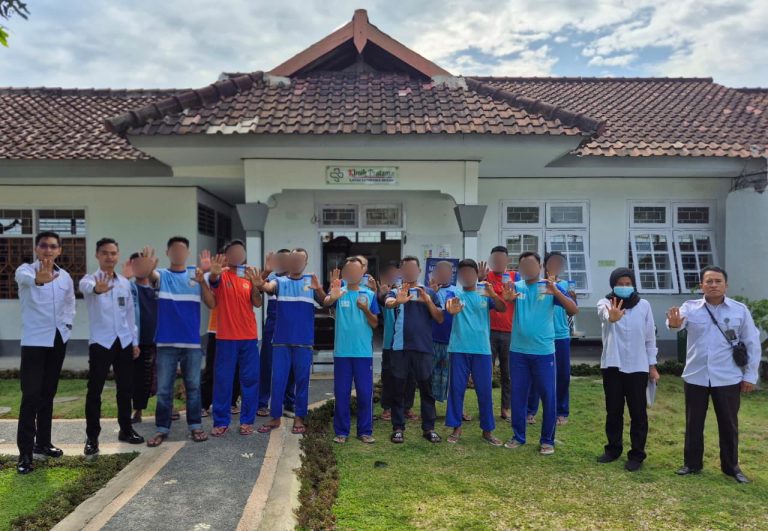 Lapas Sumbawa Besar Lakukan Tes Urine Rutin Terhadap Warga Binaan