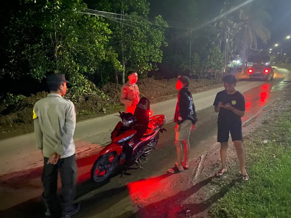 Polsek Brang Rea Gelar Pemeriksaan Kendaraan di Jam Rawan, Cegah Gangguan Kamtibmas