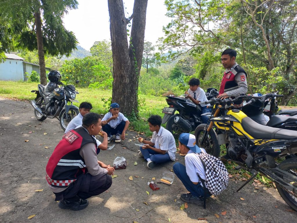 Polsek Sekongkang Gelar Patroli Dialogis Ajak Warga Perkuat Komunikasi Untuk Jaga Harkamtibmas