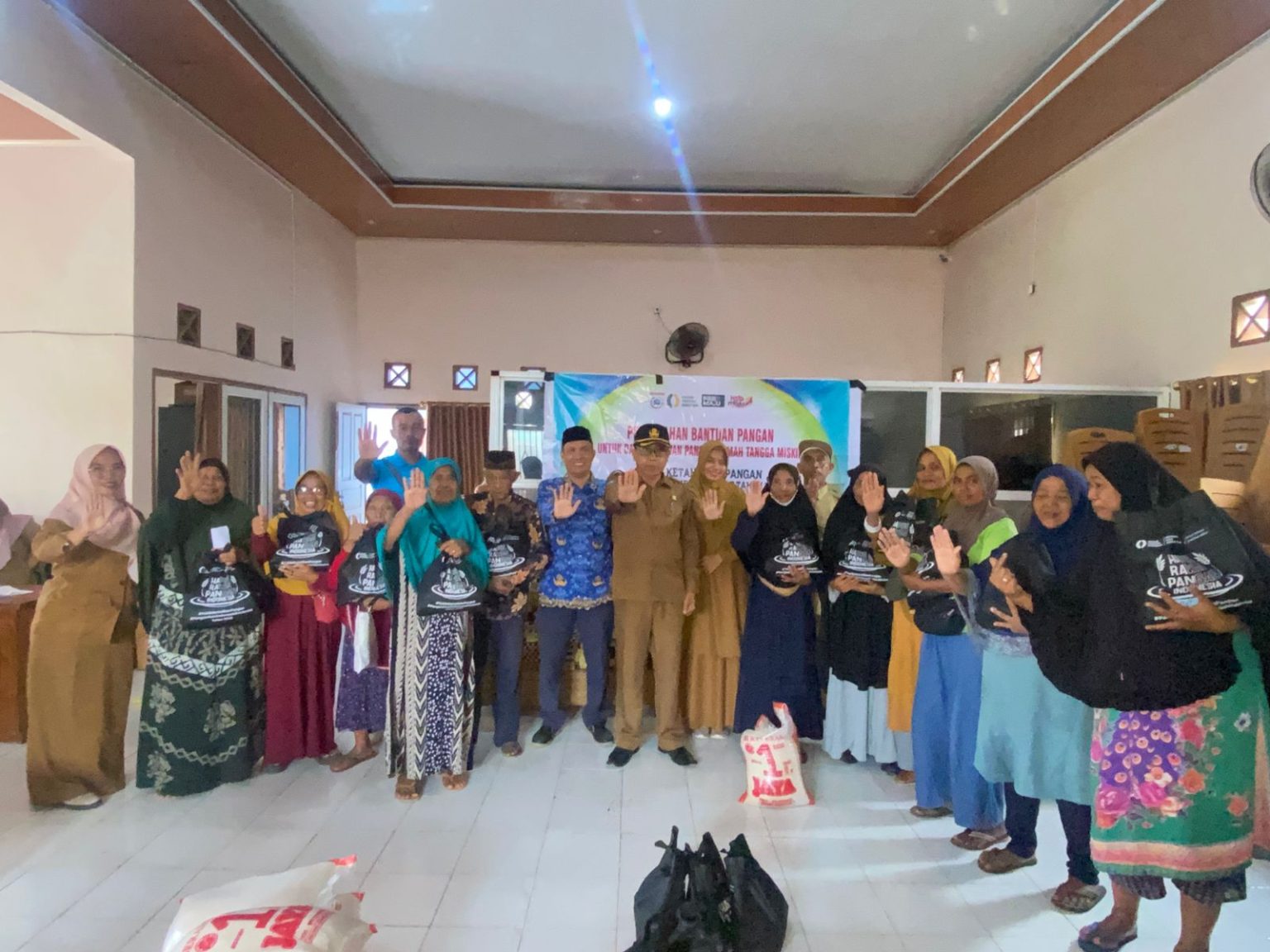 Pemdes Mantun Distribusikan Bantuan Untuk Masyarakat Rumah Tangga Miskin