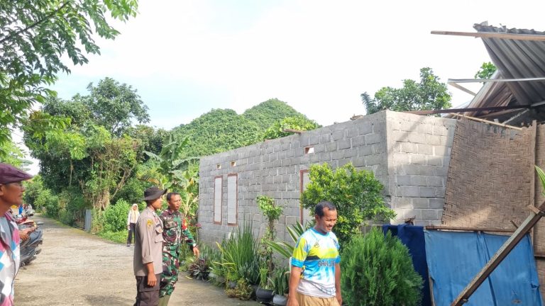 Bhabinkamtibmas Desa Banjar Tinjau Rumah Warga Terdampak Cuaca Ekstrim