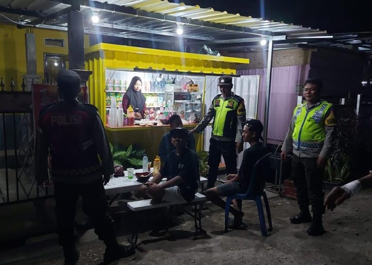Patroli Dialogis Polsek Seteluk Jaga Stabilitas Kamtibmas di Desa Seteluk Tengah