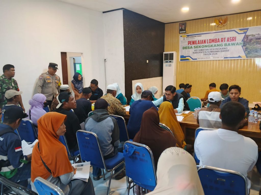 Bhabinkamtibmas Desa Sekongkang Bawah Dampingi Pembagian Kartu KSB Maju