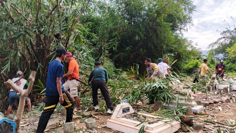 Bhabinkamtibmas Kelurahan Menala, Gotong Royong Bersama Warga di TPU