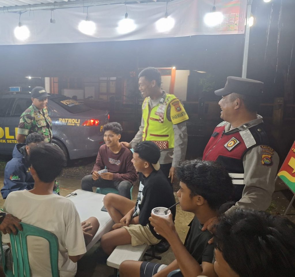 Personel Piket Jaga Polsek Seteluk Gelar Patroli Dialogis, Sampaikan Imbauan Musim Penghujan dan Cegah Hoaks