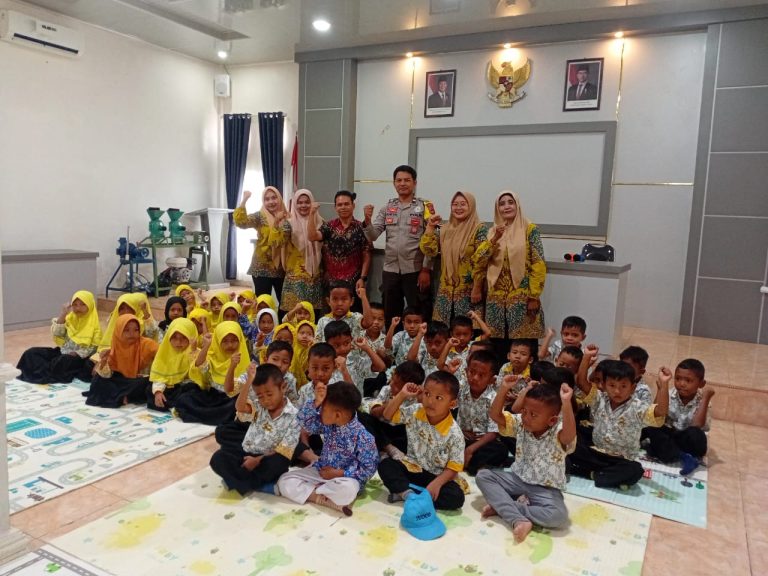 Bhabinkamtibmas Desa Lampok Hadiri Kelas Inspirasi, Tanamkan Pemahaman Tugas Polisi Sejak Dini