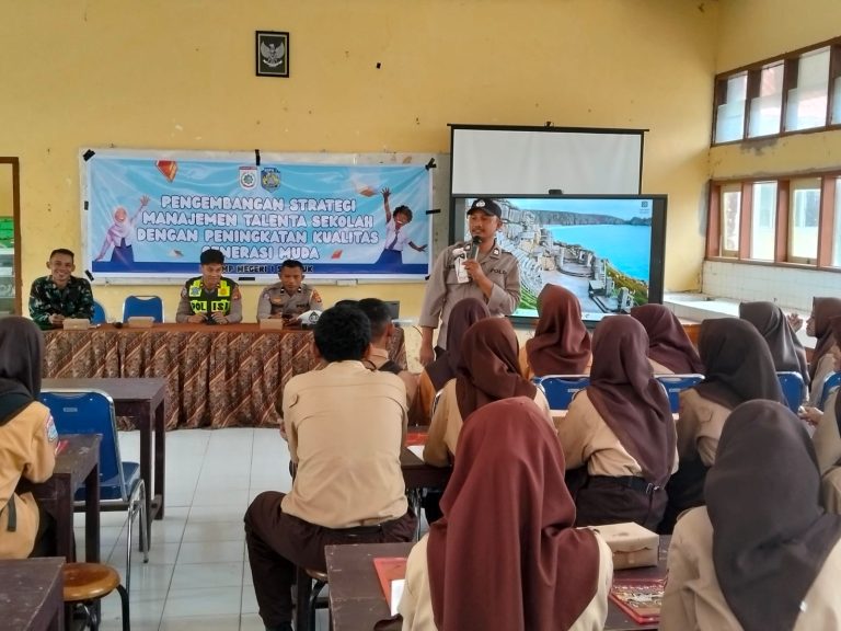 Kanit Binmas Polsek Seteluk Laksanakan Sosialisasi Bahaya Narkoba dan Tertib Berlalu Lintas di SMPN 1 Seteluk